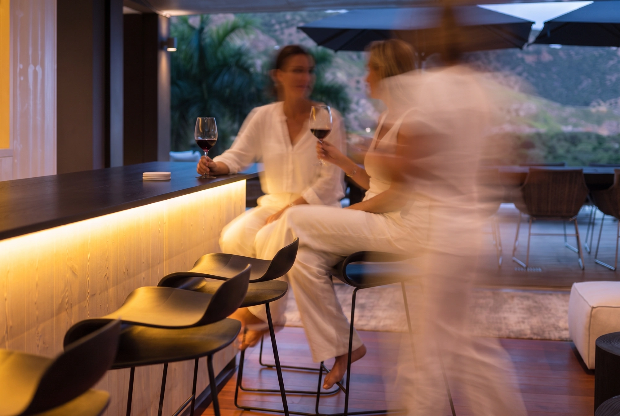 Wine at the bar, in motion