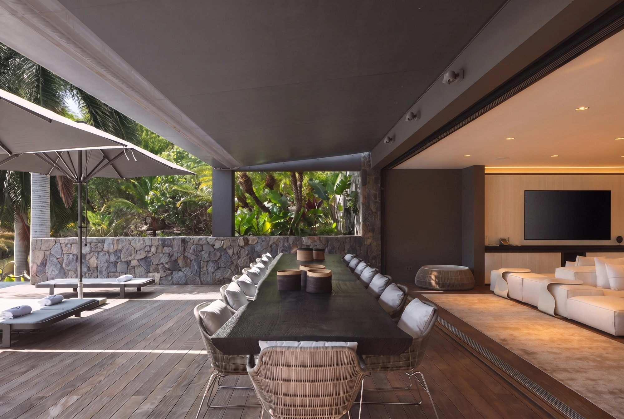 The living room open to the terrace and the vegetation